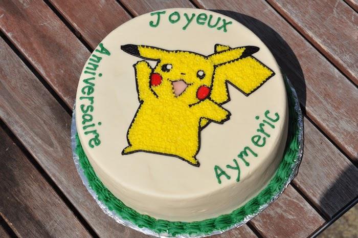 pokemon torta, detské prekvapenie, narodeniny pokémona, drevený stôl, biela poleva, zelené sladké perly