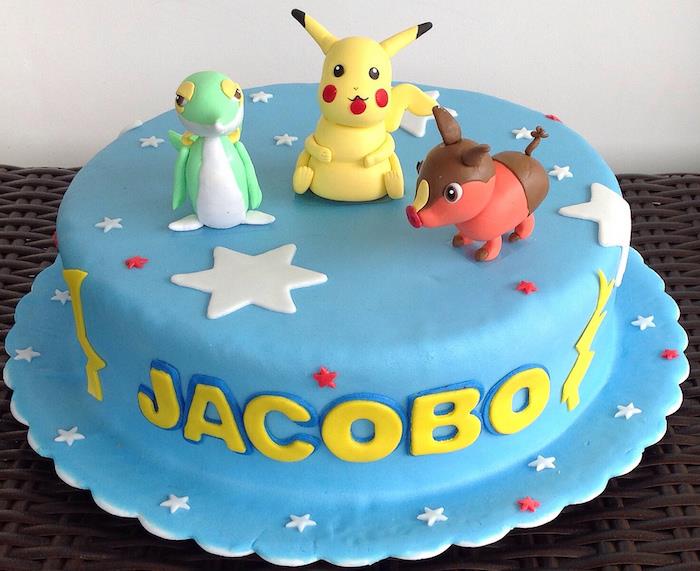 ozdoba torty, modrý marcipán, biele hviezdy, roztomilý pokémon pikachu, narodeninová torta