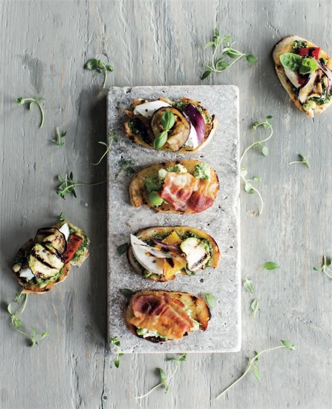 toast recepty na večeru aperitív, vegetariánske crostini so zeleným pestom, baklažán, cuketa