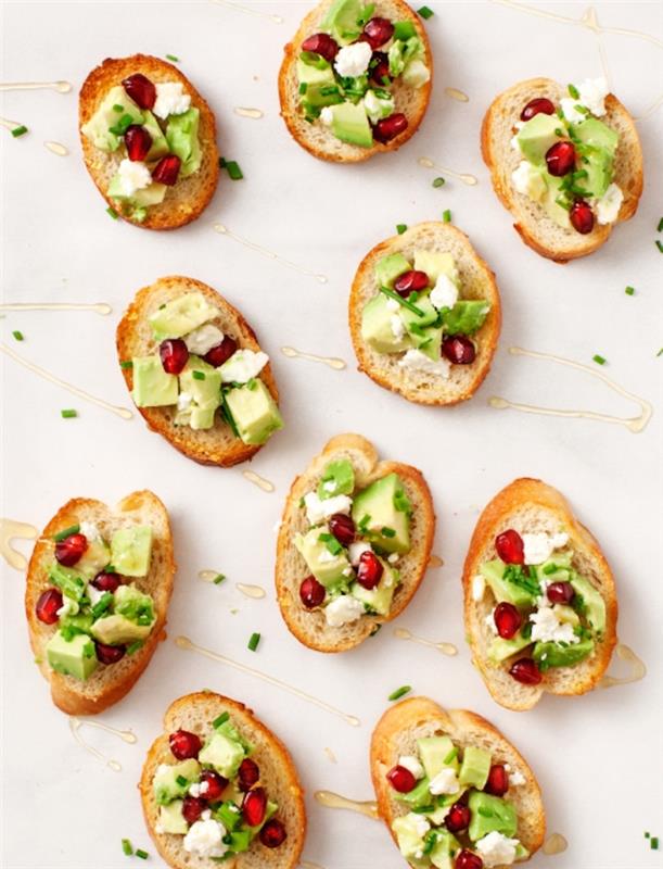 rýchly a ľahký recept na bruschetta s avokádom, semienkami granátového jablka a