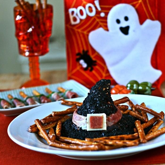 ľahký recept na halloween amuse bouche, čerstvé syrové čarodejnícke klobúky na slanom krekrovom základe