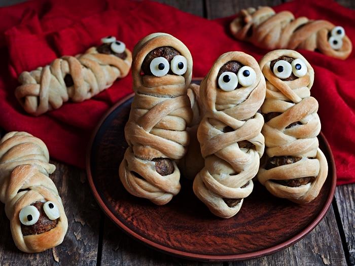 Nápad na halloweensky aperitív, recept na mäsové guľky zabalené v cestíčku múmie na pizzu