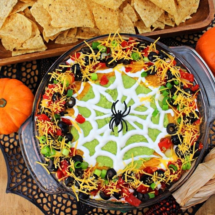 spider web nacho sås för halloween måltid, mexikansk halloween sås