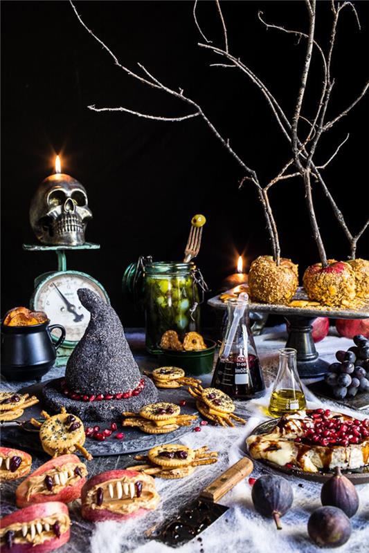 halloween večera aperitív široký sortiment predjedál stôl vyzdobený čarodejníckym klobúkom