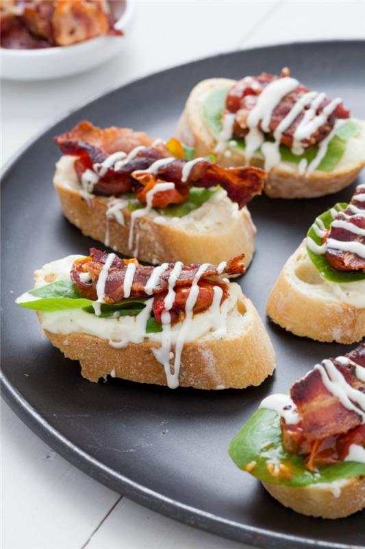 krajce chleba so slaninou, šalátom a majonézou podávané ako aperitív, lacné aperitívne toasty