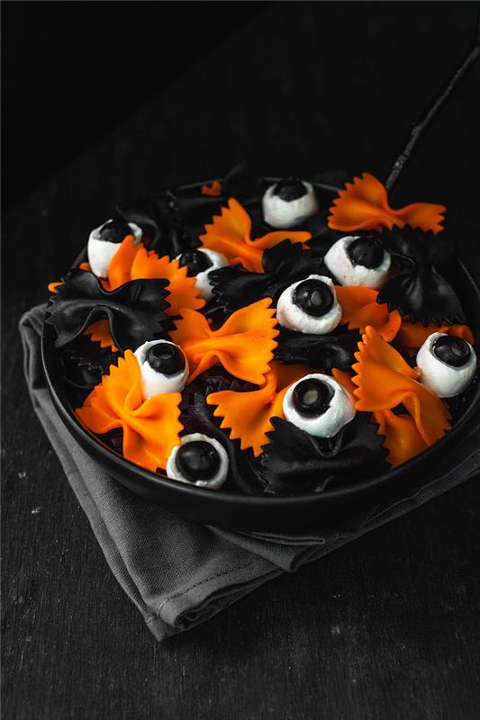 halloween aperitív farfalle cestoviny zdobené mozarellou a čiernymi olivami jednoduchý recept na prípravu