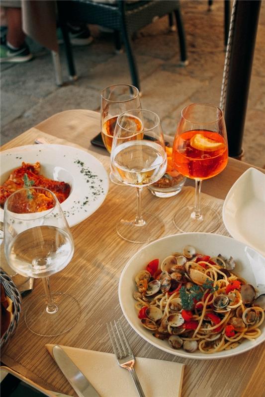 Italiensk aperitif romantisk middagsbord sommar skaldjur tomatsås