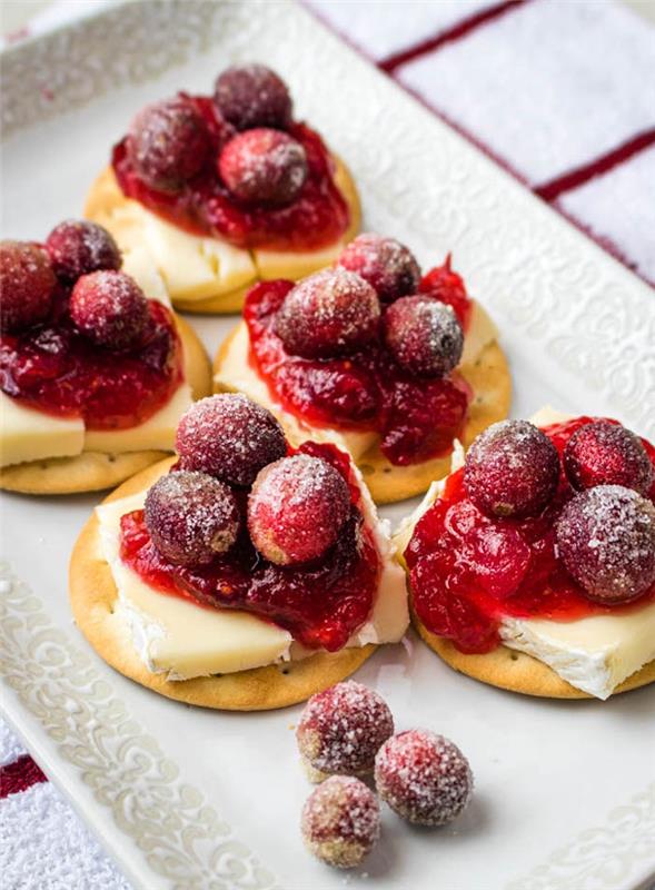 brie krekry s brusnicovým džemom a mrazenými brusnicami na krekroch, vianočný aperitív toast