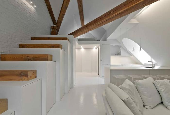 biely mezanínový byt, odhalené trámy, malý relaxačný priestor