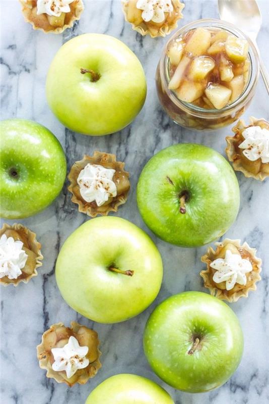 gröna äpplen, äppelmarmelad, med grädde på toppen, vegan hors d'oeuvres, bänkskiva i marmor