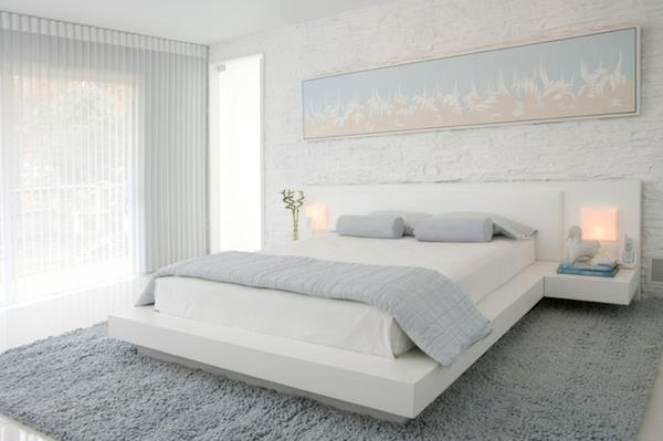 vita-inre-läs-vägglampa-och-två-rektangulära-säng-vägglampor