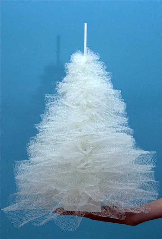 Vianočný stromček v bielom tyle-vianočný stromček-kutilstvo
