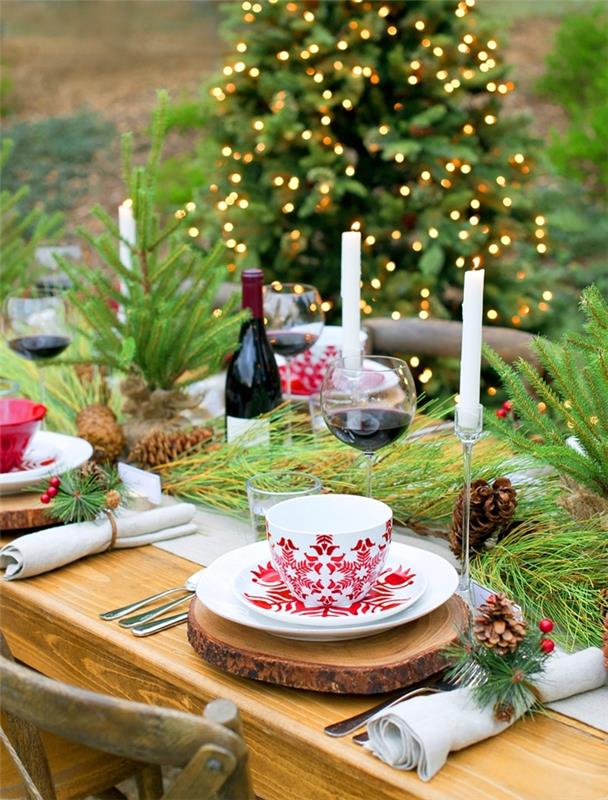 utomhus julgransdekoration ljus krans de vackraste julborden trä bordsbricka skål röda mönster