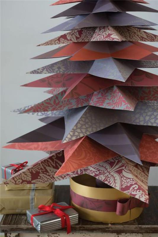 vianočný stromček vyrobený z papiera