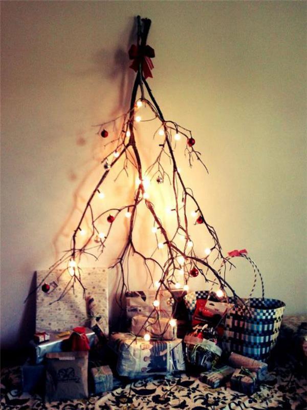 originálny-nápad-vianočný stromček-s-jednoduchými materiálmi