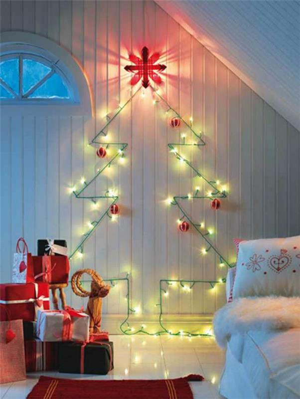 väggmonterad-jul-träd-skapad-med-en-ljus-krans