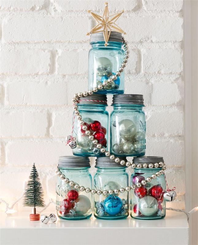 pyramída zo sklenených nádob naplnených vianočnými guľami, ukážka originálneho vianočného stromčeka, girlanda zo strieborných korálikov, drevená hviezda, vianočná ozdoba na výrobu