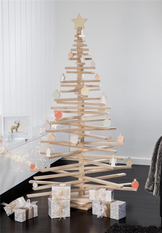 diy julgran i trä gjord med ljusa träplankor på träbitar som en trädstamstöd