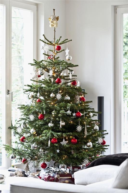 Vianočný stromček, prírodný štýl, téma deco, červené a biele darčeky na vianočný stromček, červené balenie papiera