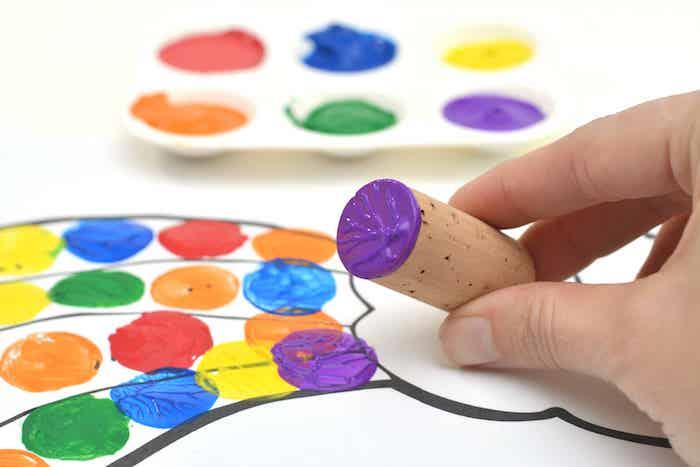 regnbågs barnmålningsverkstad med akrylfärg och korkar manuell aktivitet 4 år gammal