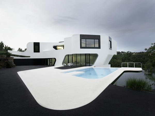 futuristisk-arkitektur-nära-en-sjö