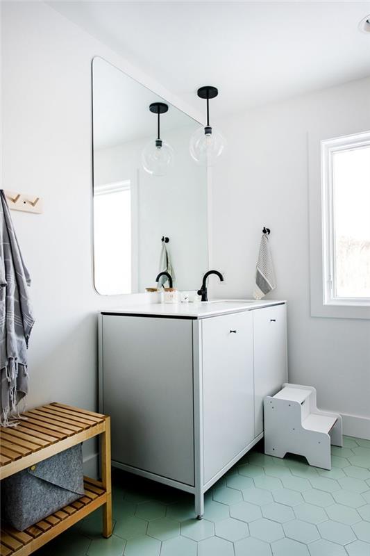exempel på hur man inreder ett modernt badrum med vita väggar med gröna kakel och trämöbler