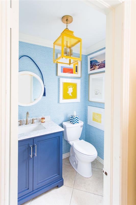 badrumslayout i litet utrymme, toalettdekoration med blå väggar med färgglada möbler, väggdekoration med tavelramar