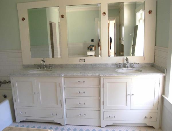 badrum-skåp-med-trä-spegel