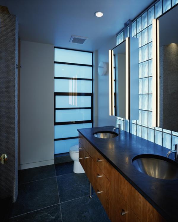 badrum-skåp-med-spegel-och-tak-belysning