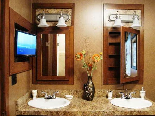 badrum-skåp-med-spegel-och-marmor-handfat