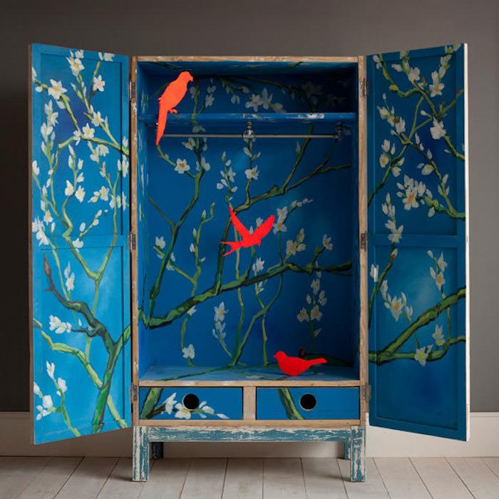 nápad, ako prerobiť starú skrinku, premaľovať drevenú skriňu na modrú farbu, kvetinový vzor a siluety červených vtákov