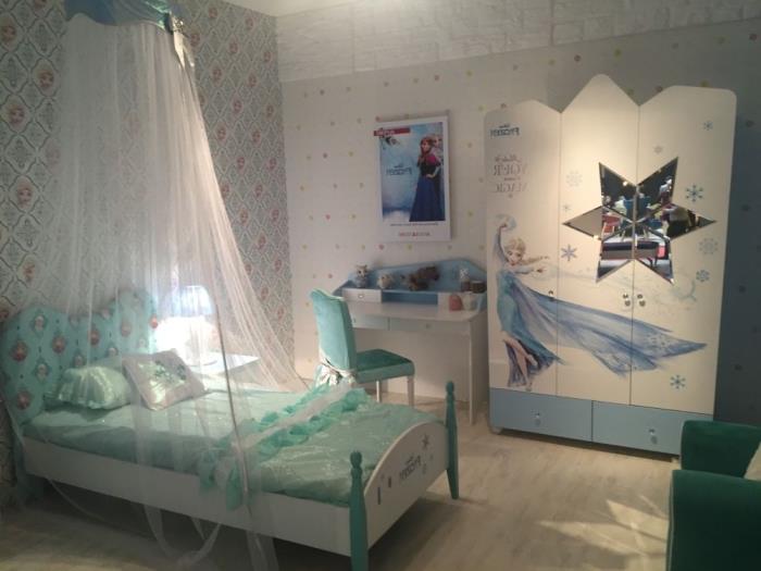 Dekorácia Snow Queen, detská izba so stenami so vzorom snehovej kráľovnej, malý biely stôl s tyrkysovou stoličkou