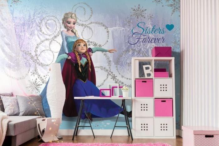 Usporiadanie dievčenskej spálne so vzormi Frozen, sivá posteľ s baldachýnom so svetlou girlandou, spálňa s dreveným stropom a stenou so samolepkou Anna a Elsa