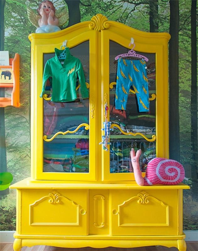 vintage žltá skriňa, nápad ako premaľovať kus nábytku, úložisko detského oblečenia, tapeta trompe l oeil, lesná krajina na pozadí