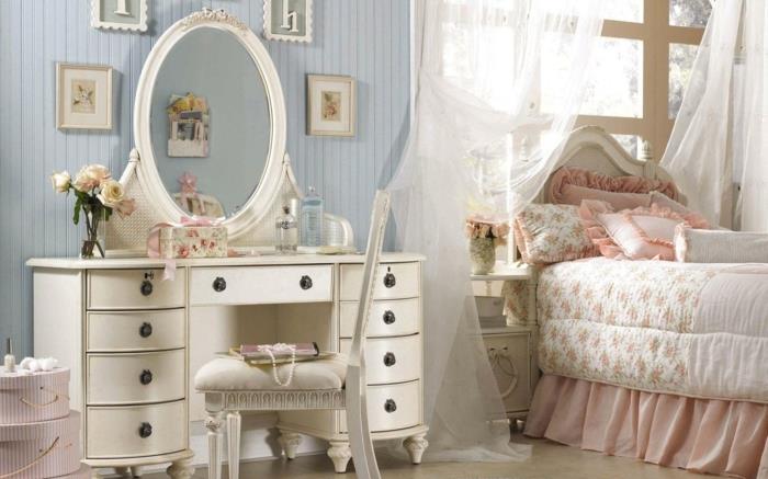 inredning, oval spegel i vita, rektangulära fotoramar, rosa lådor, vintage sängbord