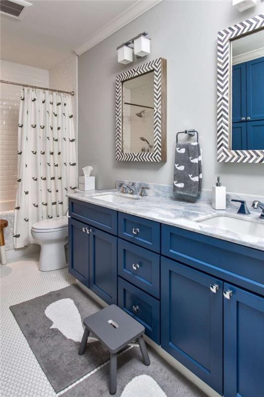 pinterest badrum med ljusgrå väggar med blå skåp och bänkskiva i marmor, badrumsinredning med skåp