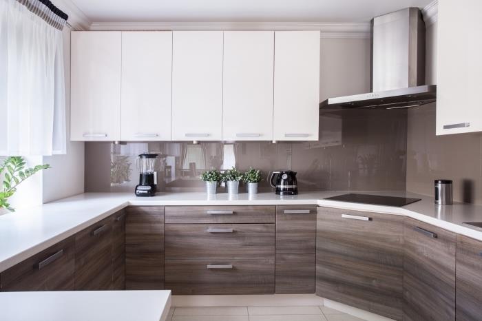 príklad, ako vytvoriť funkčnú kuchyňu na malom priestore, model kuchynskej dekorácie z bieleho a tmavého dreva