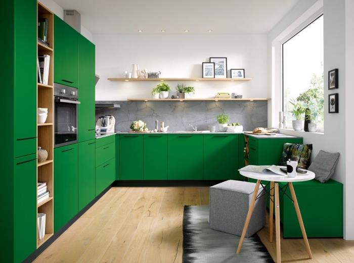 لون طلاء المطبخ الأبيض مع خزائن باللون الأخضر والخشب وظلال من اللون الرمادي الفاتح والداكن