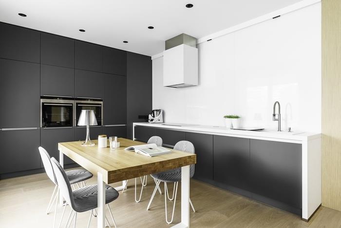 antracitovo šedé skrinky matná povrchová úprava biela pracovná doska minimalistický dekor kuchyne biela a drevená kuchyňa
