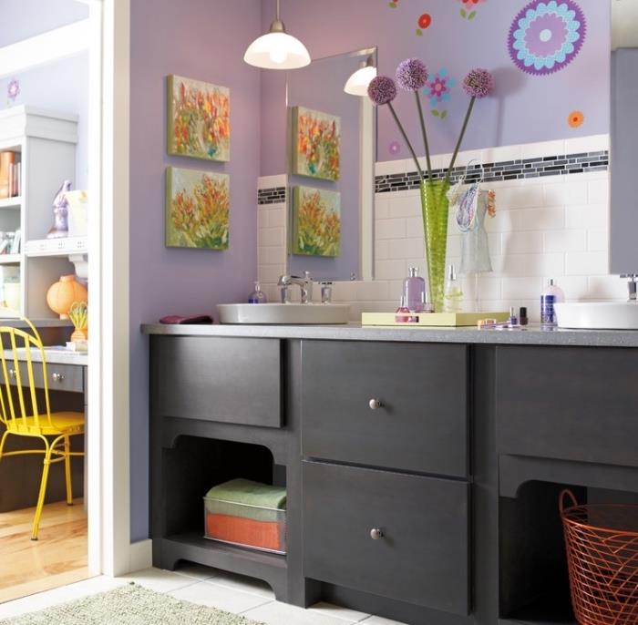 badrumsdeko i ljusa färger för barn, designbadrum med lila väggar med stänk i vita kakel