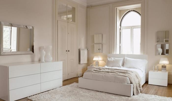 ecru färg i sovrummet med litet fönster och dubbla dörrar, modern vit garderobsmodell utan handtag