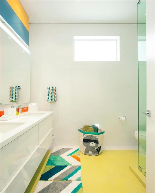 arredamento-bagno-moderno-pareti-bianche-decorazioni-bambini-box-doccia-vetro-pavimento-giallo