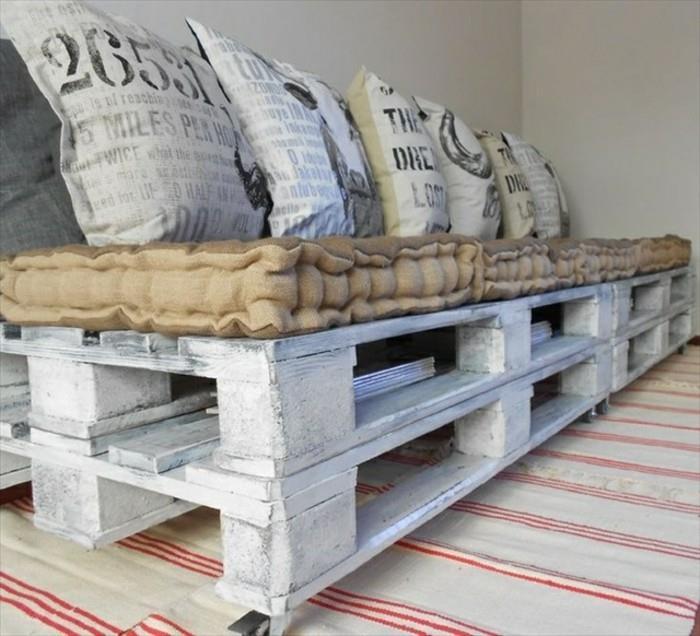 Nápadná paleta divano fai da te, dekorácie v štýle vintage nella tonalità di colore chiaro