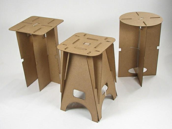 Oggetti design casa con arredamento di cartone, tre sedie alte con gambe