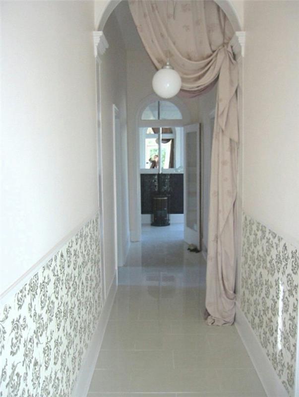 arredare-corridoio-pareti-bianche-decorazioni-motivi-floreali-lampadario-sospensione-tende-classiche