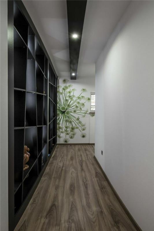 arredare-corridoio-scaffali-legno-colore-nero-nicchie-decorazione-parete-immagine-pianta-pavimentazione-legno