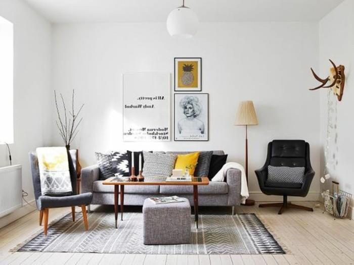 Idé per colori pareti soggiorno, pavimento i legno chiaro, divano con cuscini colorati