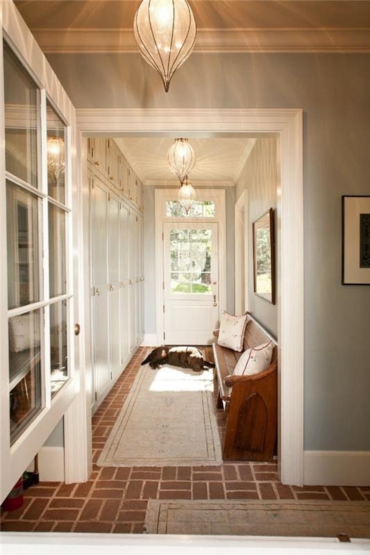 arredare-un-corridoio-tappeto-colore-chiaro-panchina-legno-lampade-da-soffitto-porta-di-ingresso-vetro-armadio-muro