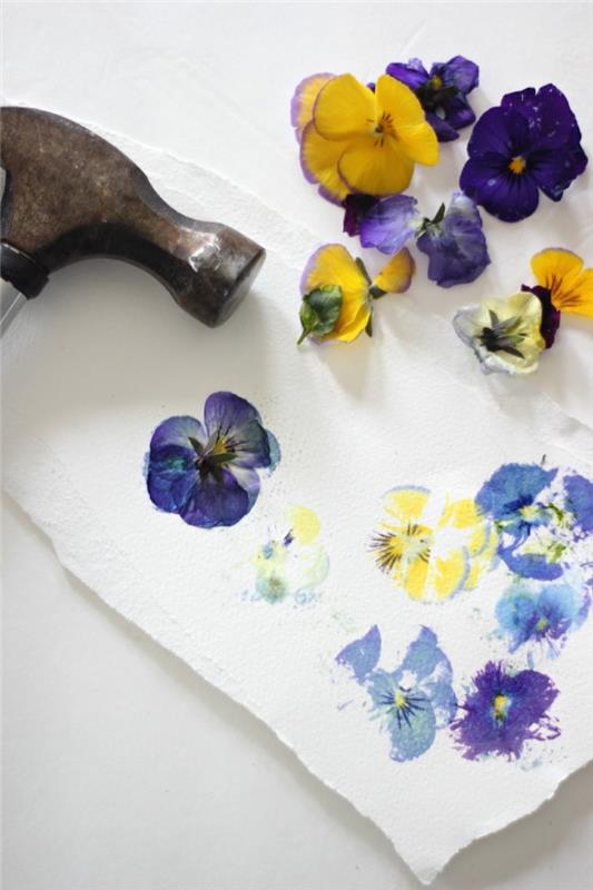 gör original blommakonst med torkade blommestämplar dränkta i akvarellfärg för att anpassa dina mönster