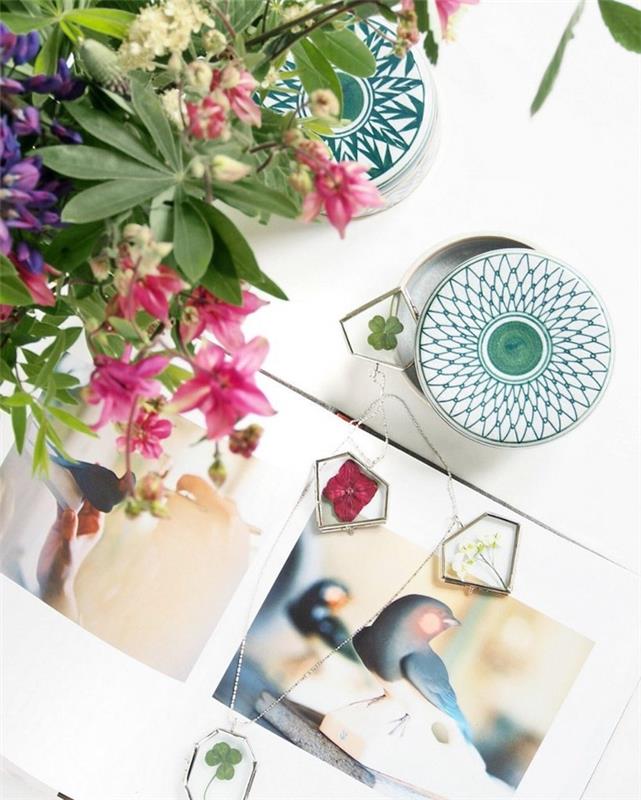 vårmanuell aktivitet med mini glasramar som innehåller torkade blommor